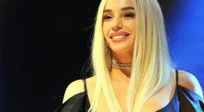 Giyimi nedeniyle hedef gösterilen Gülşen'in Şile konseri yasaklandı