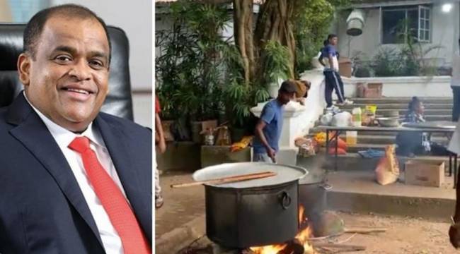 Sri Lanka'da bir istifa daha geldi, halk başbakanlık bahçesinde yemek yapıyor