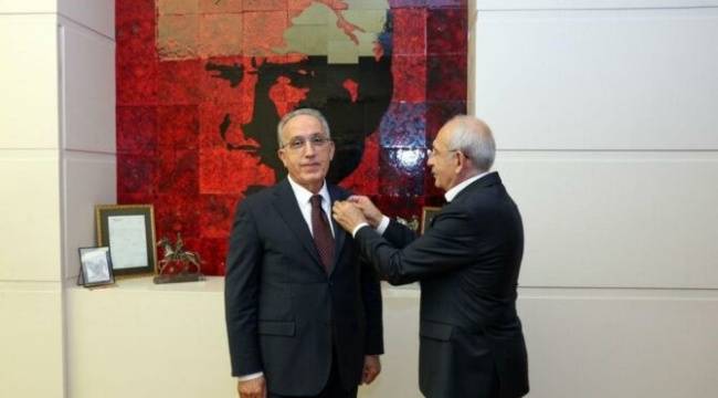 AK Partili belediye başkan adayı CHP'ye katıldı… Rozetini Kılıçdaroğlu taktı