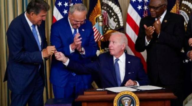Biden 'Enflasyonu Düşürme Yasası'nı imzaladı