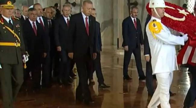 Erdoğan Anıtkabir Özel Defteri'ni imzaladı
