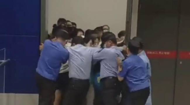 IKEA'da karantinaya kapatılmak istenen müşteriler kaçtı