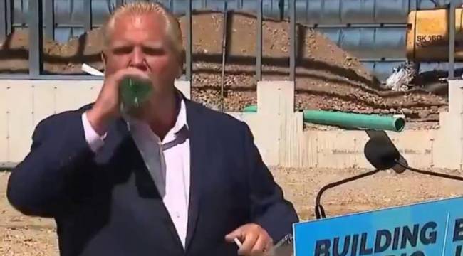 Kanada’nın Ontario Başbakanı, konuşma yaptığı sırada ağzına giren arıyı yuttu