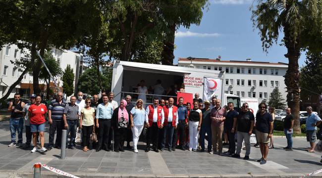 Kızılay Karşıyaka  1500 Kişiye Aşure Dağıttı