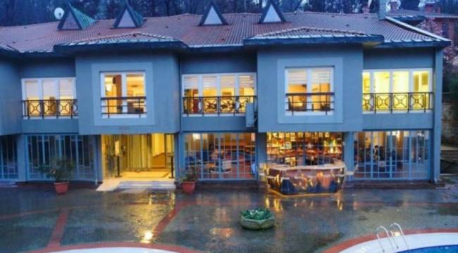 Rektörlük şikayet etti, Mezunlar Derneği bünyesindeki restoran mühürlendi
