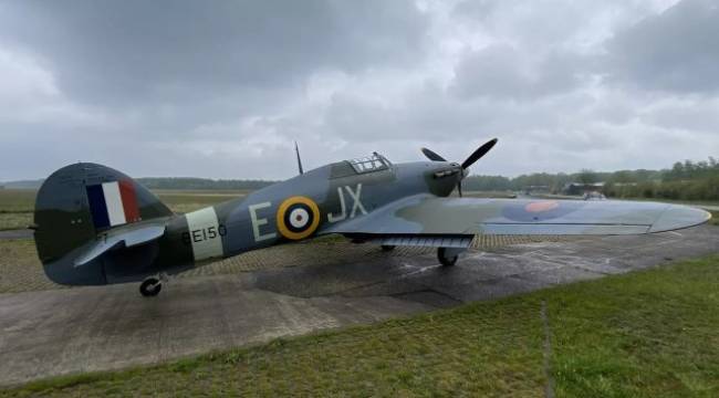 Tarihi savaş uçağı gösteri sırasında evin üzerine düştü: 1 ölü, 1 yaralı