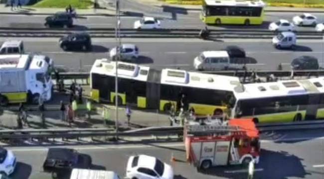 İstanbul'da metrobüsler kafa kafaya çarpıştı: Çok sayıda yaralı var