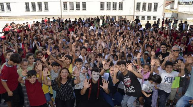 İzmir’de “Pandomim Çocuk Oyunu” Gösterisi Gerçekleştirildi