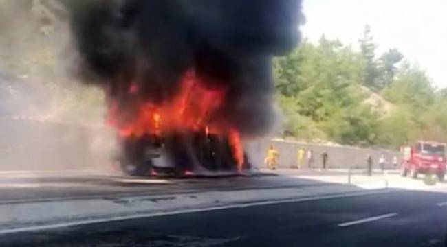Seyir halindeki yolcu otobüsü alev alev yandı