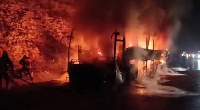 Seyir halindeki yolcu otobüsü yanarak kullanılmaz hale geldi
