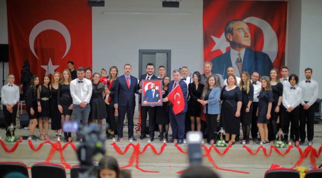 Kınıklılar Cumhuriyeti kırmızı beyaz kutladı