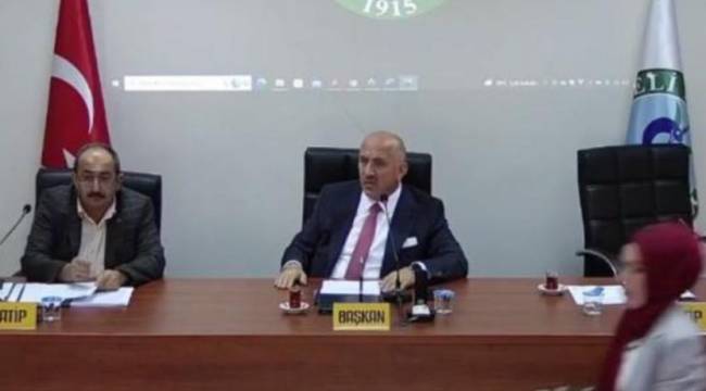 MHP'li Başkan 'FETÖ'cüsünüz' dedi, AKP'liler salonu terk etti