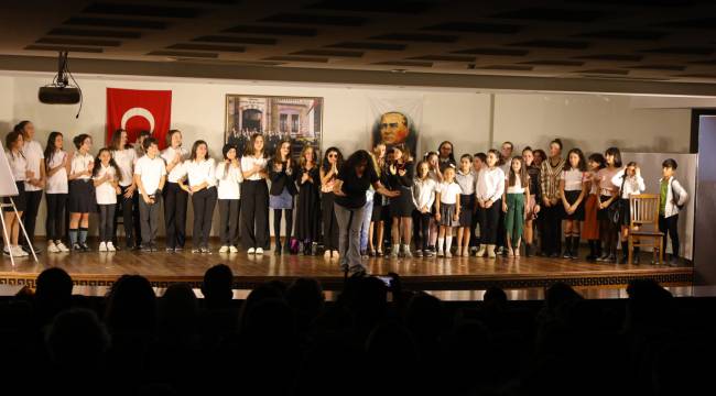 EFES SELÇUKLU ÇOCUKLAR AYAKTA ALKIŞLANDI