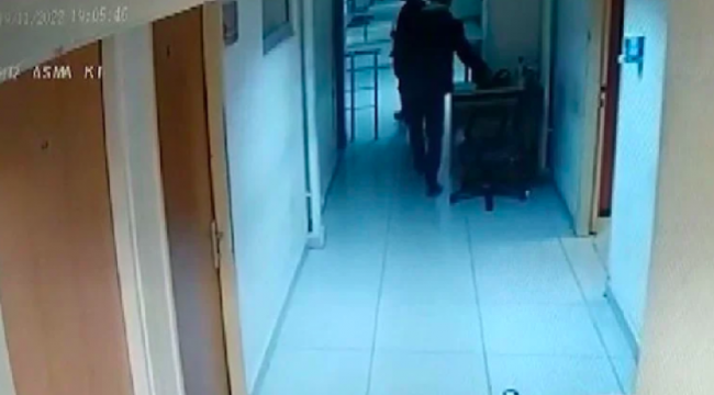 Hırsızlıktan girdikleri karakolda polisin çantasını çaldılar