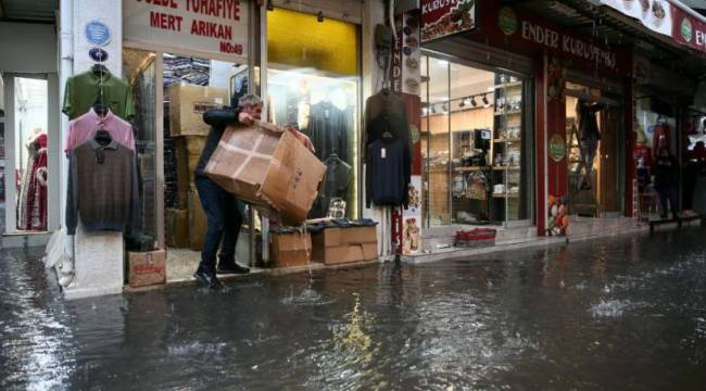 İzmir'de etkili sağanak: Tarihi Kemeraltı Çarşısı'nı yine su bastı