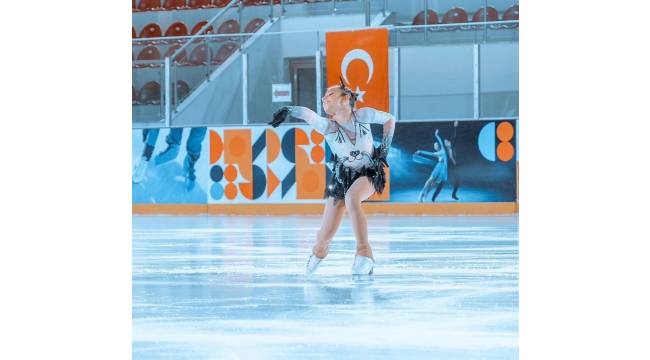 Minik buz pateni sporcusu Doğa annesinin yolunda