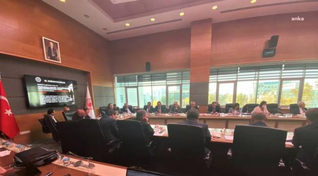 Taner Yıldız maden mühendislerinin sunumu sırasında şirket yöneticisiyle sohbet etti