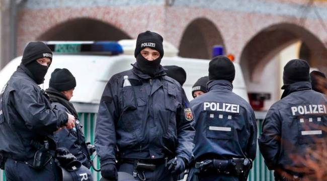 Almanya'da rehine krizi: Bir kadın öldürüldü