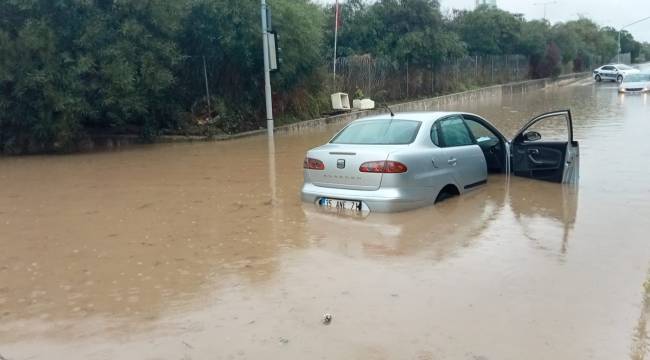İzmir'i sağanak vurdu: Araçlar suya gömüldü