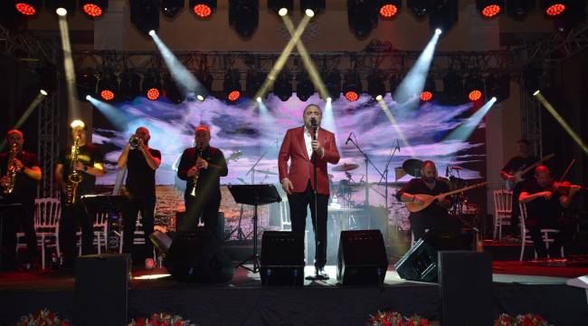 İZSİAD üyeleri Volkan Konak ile yeni yılı kutladı