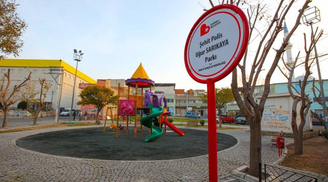 Bayraklı’nın parklarında tabelalar yenilendi