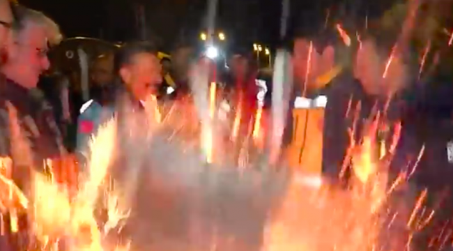 Bakan Koca sağlıkçılarla görüşürken yanmaktan son anda kurtuldu