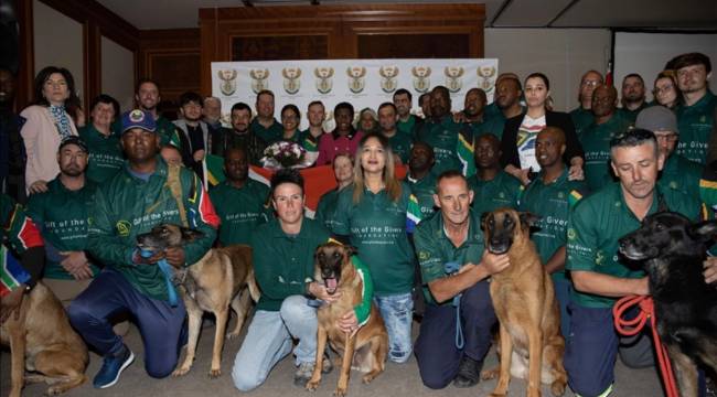 Depremzedeleri kurtaran Güney Afrikalı ekibe teşekkür