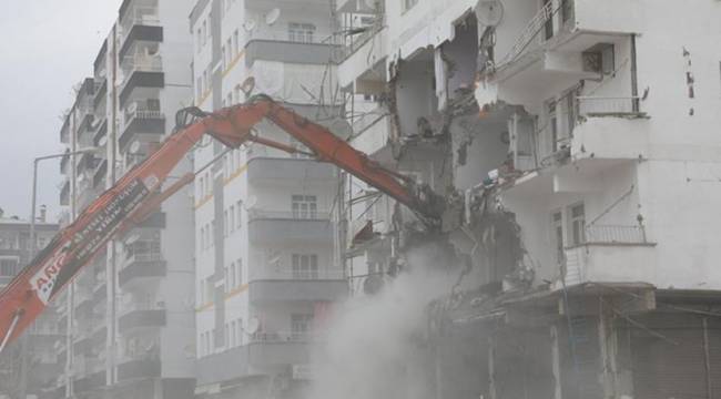 Diyarbakır&#039;da mahkeme yıkımı durdurma kararından &#039;sehven&#039; diyerek döndü