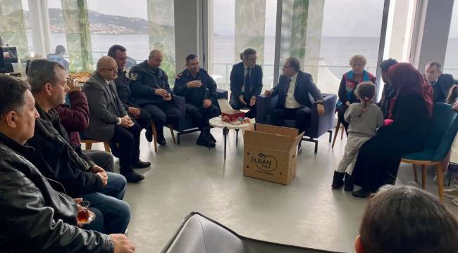 Foça Kaymakamı  Türköz, depremzedeleri sık sık ziyaret ediyor