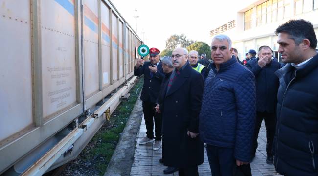 İZMİR’DEN DEPREMZEDELERE YAŞAM KONTEYNERLERİ VE VAGONLAR DOLUSU YARDIM