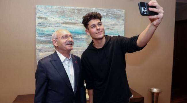 Kılıçdaroğlu kendisine 'aday olma' diyen gençle fotoğraf çektirdi