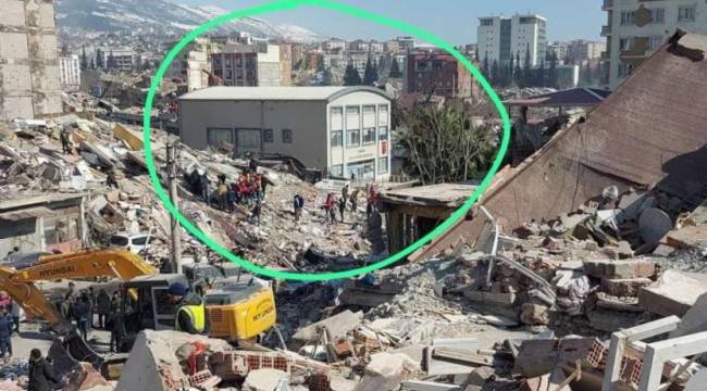 Yıkılan binaların ortasında ayakta kaldı: 'Fazla söze gerek yok'