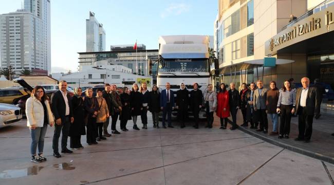 AK Parti İzmir Kadın Kolları’ndan ‘Sıcak Sofralar Tekrar Kurulsun Mutfak Seti’ kampanyasına destek