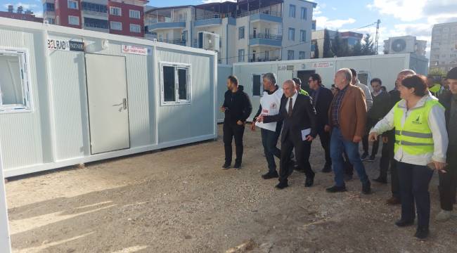 Başkan Soyer Adıyaman&#039;da kurulan konteyner kenti ziyaret etti