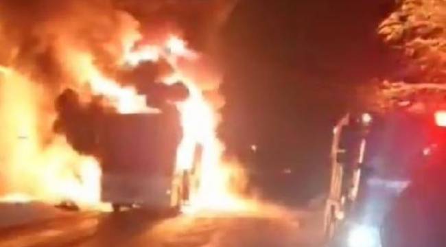 Trabzon&#039;da polisleri taşıyan otobüs yandı