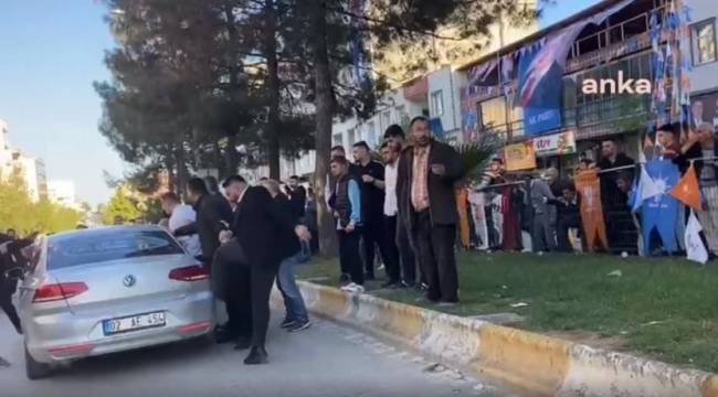 Adıyaman'da CHP konvoyundaki bir araca tekmeli-küfürlü saldırı