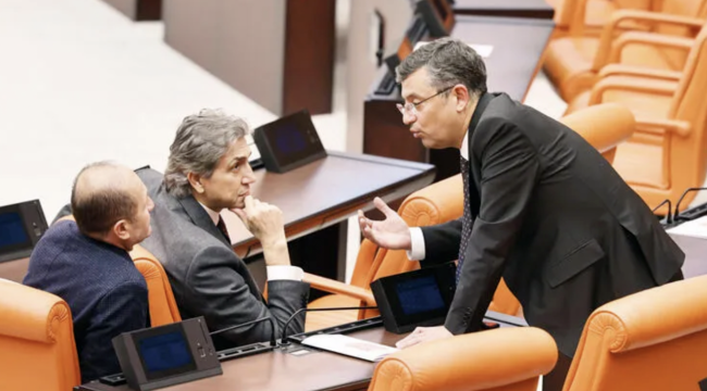 CHP&#039;li Özel AK Parti sıralarına gitti: &quot;Koltuklar sağlam mı, burada oturacağız&quot;