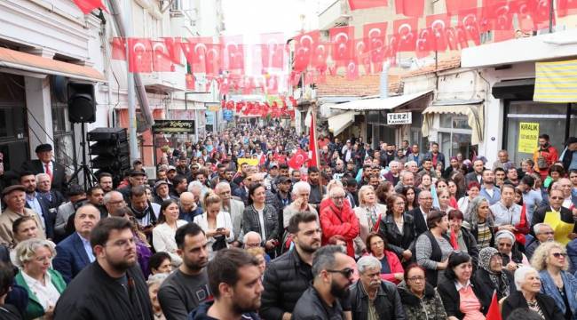 Dikili’de miting havasında seçim ofisi açılışı