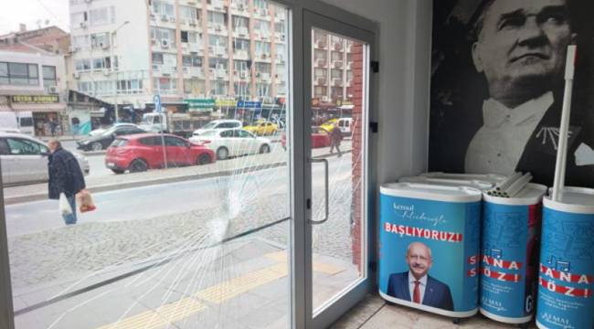 İzmir&#039;de CHP seçim bürosuna taşlı saldırı