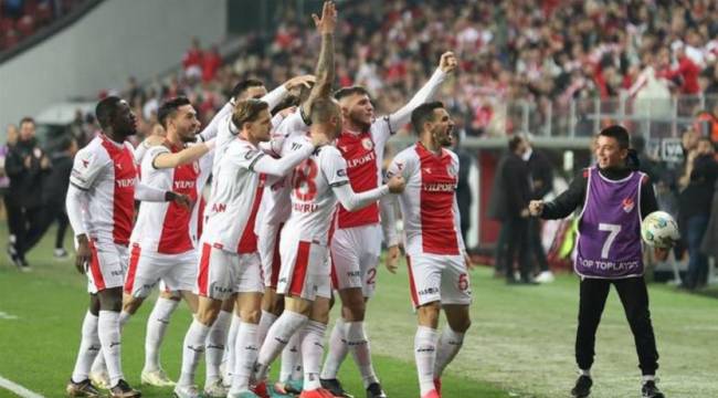 Samsunspor Süper Lig&#039;e yükselen ilk takım oldu