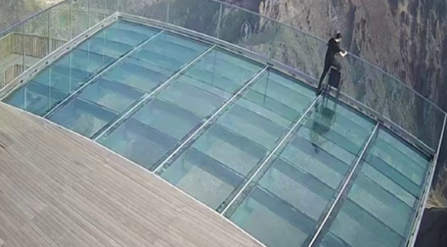 Sivas&#039;ta bir şahıs 243 metre yükseklikten kayalıklara atladı! İntihar anları kamerada