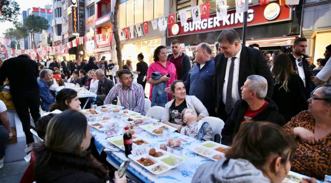 Yenilenen Karşıyaka Çarşısı’nda 4 Bin Kişilik İftar