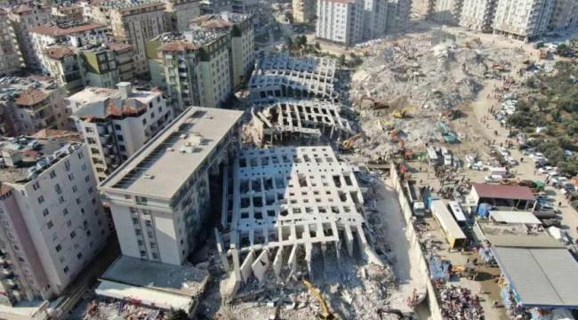 Yıkılan Rönesans Rezidans'taki 55 kişi kayıp: 'Açıklama yapmadılar'