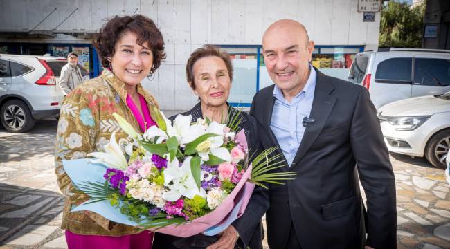 Başkan Soyer sandıkta annesine eşlik etti “Sandıktan annelerimize güzel bir gelecek çıkacak”