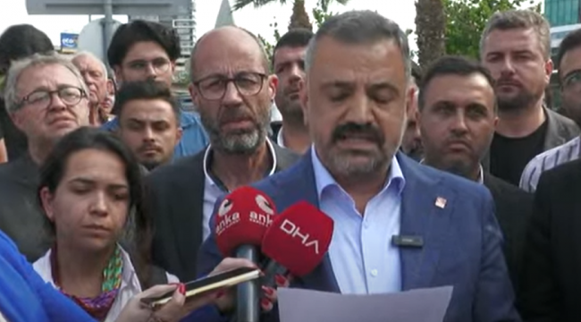 CHP İzmir,  AK Parti İzmir İl Başkanlığına siyah çelenk bırakmak istedi... Emniyet güçleri izin vermedi