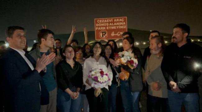 Tutuklu 9 gazeteci ilk duruşmada tahliye edildi