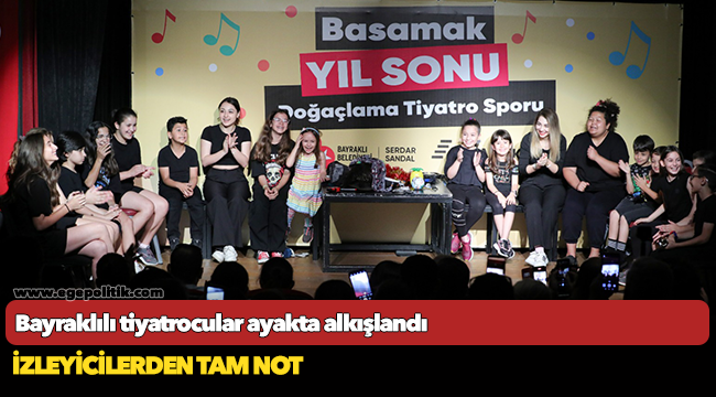 Bayraklılı tiyatrocular ayakta alkışlandı