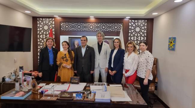 İyi Parti İl Başkanı Bezircilioğlu’ndan İzmir Kızılay'a Kurban bağışı