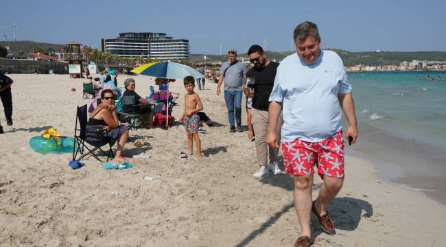 Başkan Oran Ilıca Plajı’nda çöp topladı