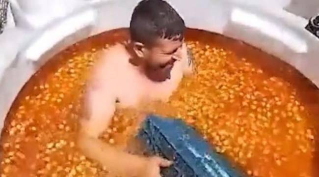 Manisa'da salamura zeytin tankına çıplak giren kişi gözaltına alındı